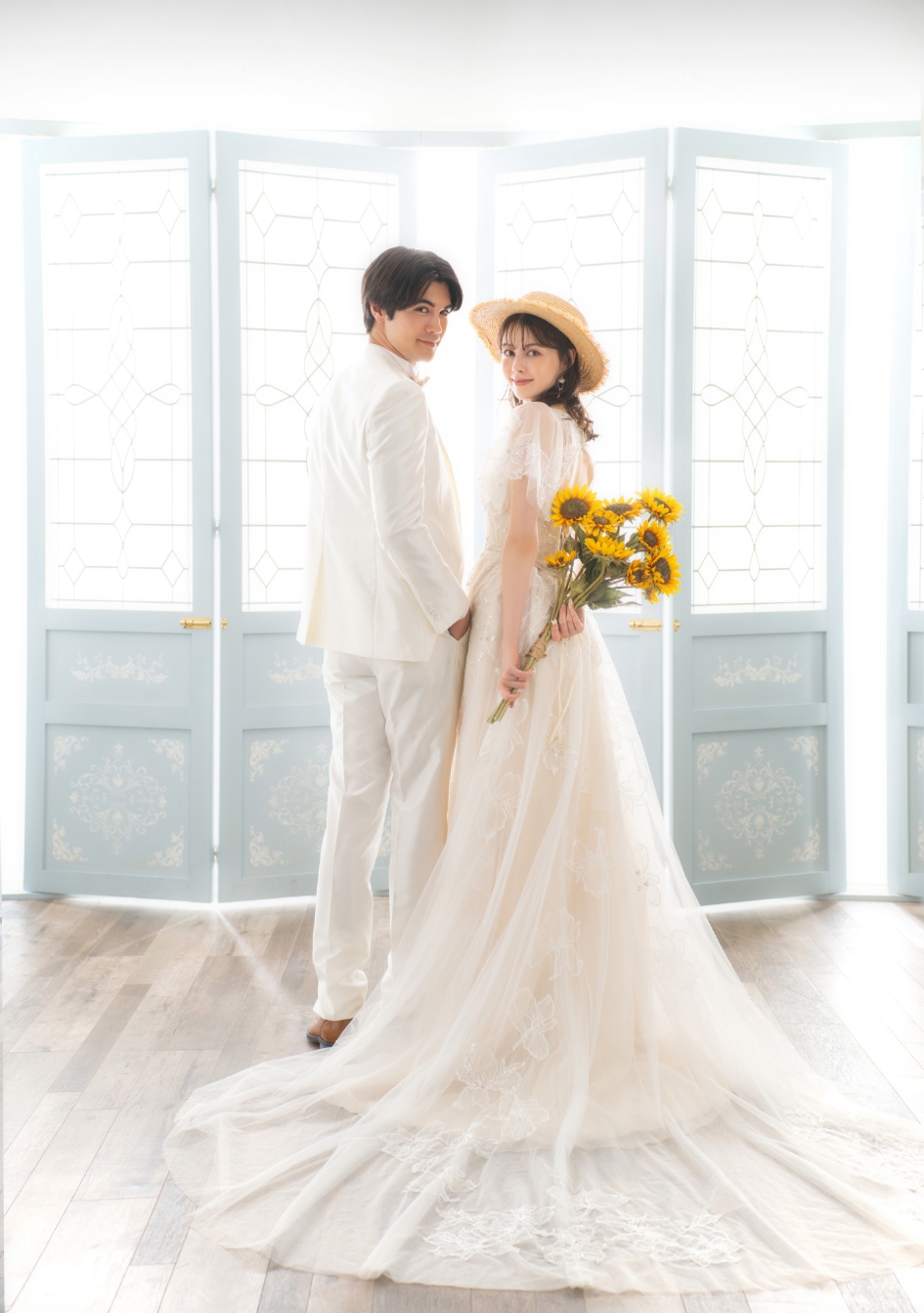 白いドレス・タキシードを着た新郎新婦