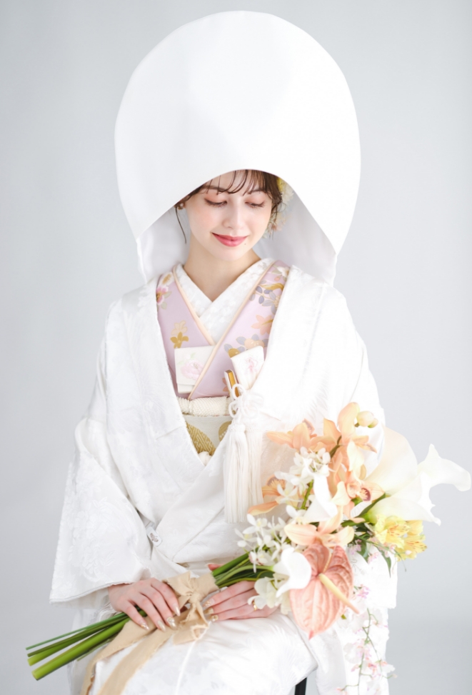白い和装の新婦