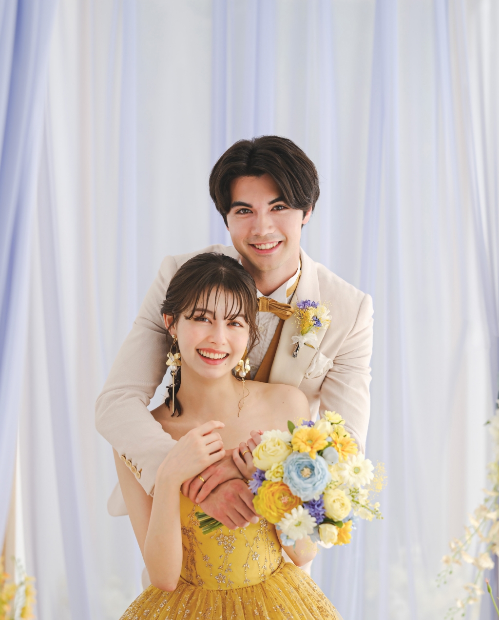 黄色いドレスの新郎新婦