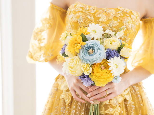花束を持った黄色いドレスの新婦